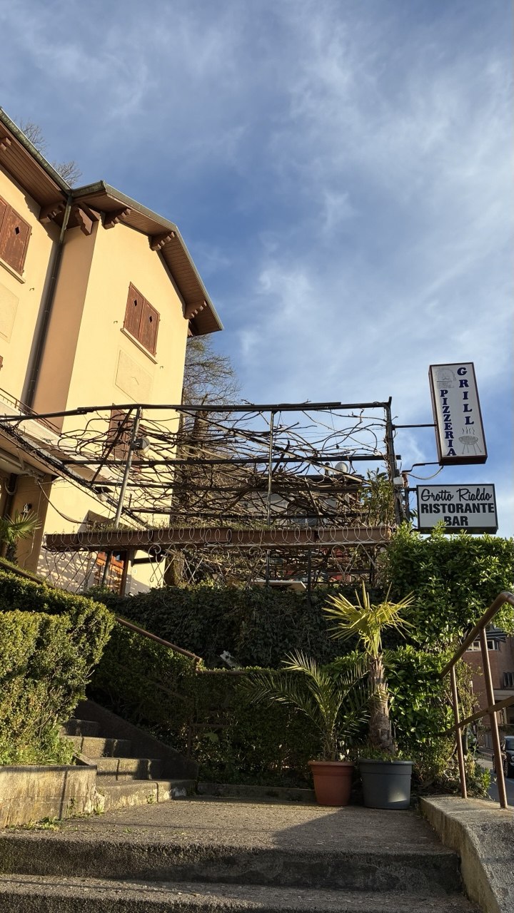 La facciata del Grotto Rialdo