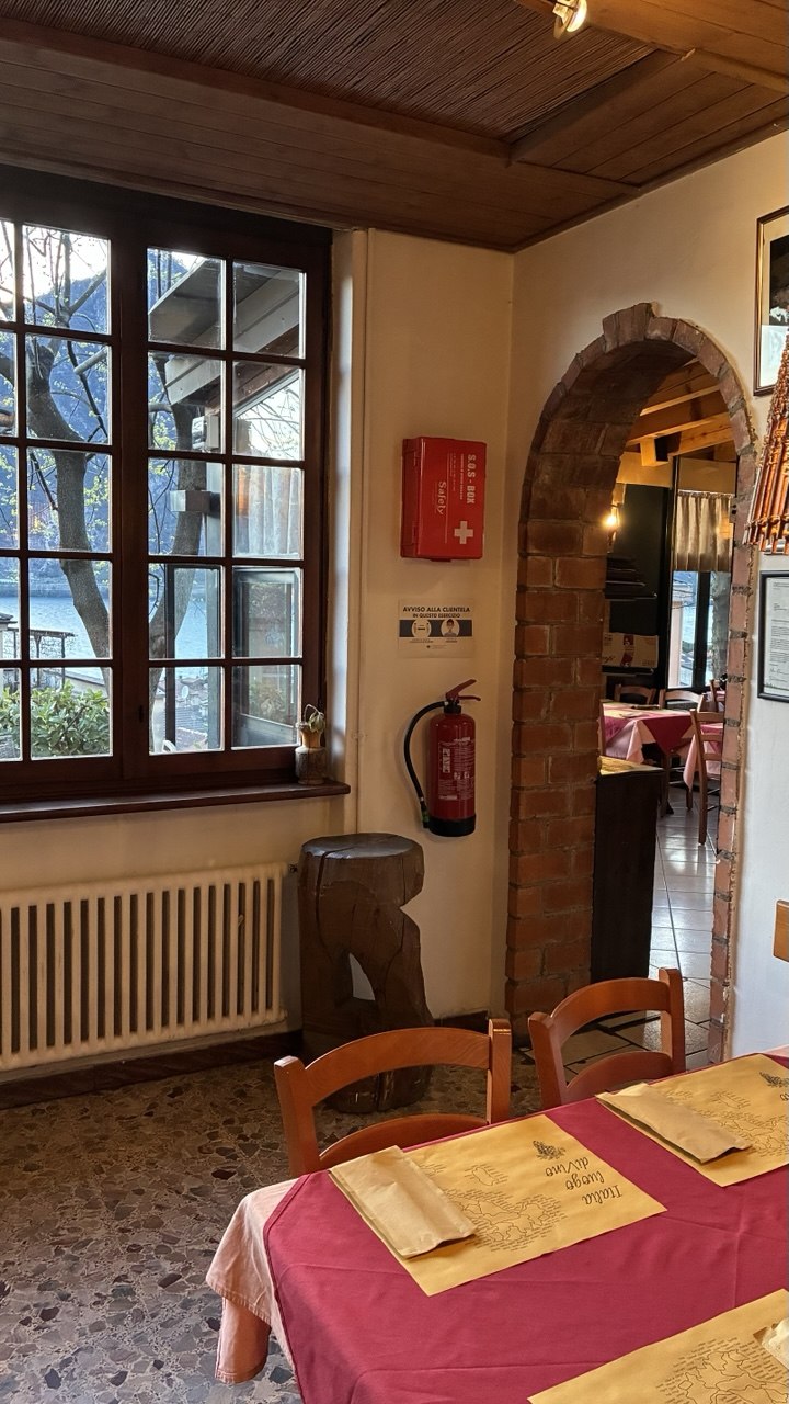 La sala interna con arco